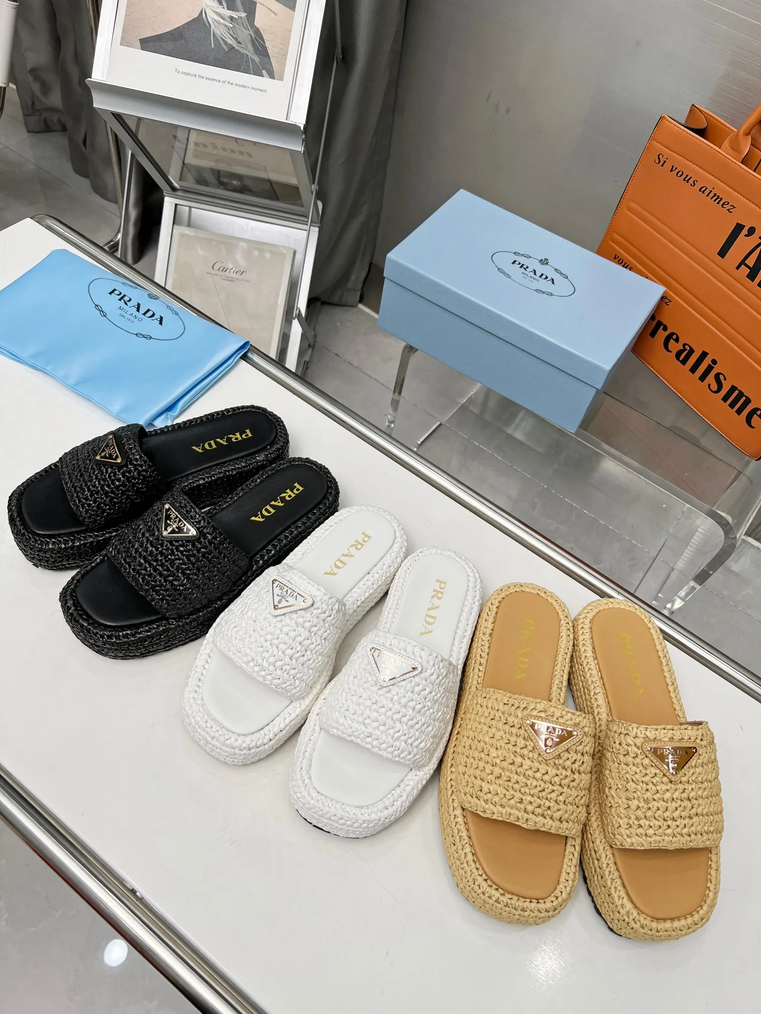 👟👟Ex-factory price p420👟👟 Prada’s new woven shoes and straw slippers! This year's popular straw series, lazy people's must-have slippers, look so good on your feet! ●Material: original uniform grass weave ●Inner padding: sheepskin lining ●Outsole: rubber outsole ●Number of yards: 35～40 (40 41 customized)